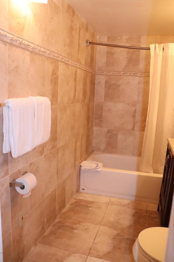 On Hollywood Beach - Affordable Two Bedrooms Sleeps 6 With Two Bathrooms Dania Beach Eksteriør billede
